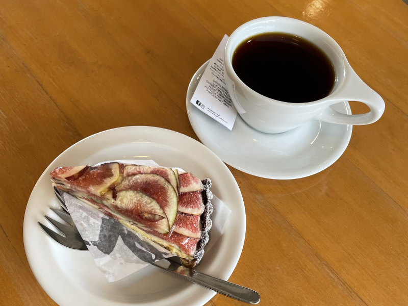 イチジクのタルトとコーヒーを
