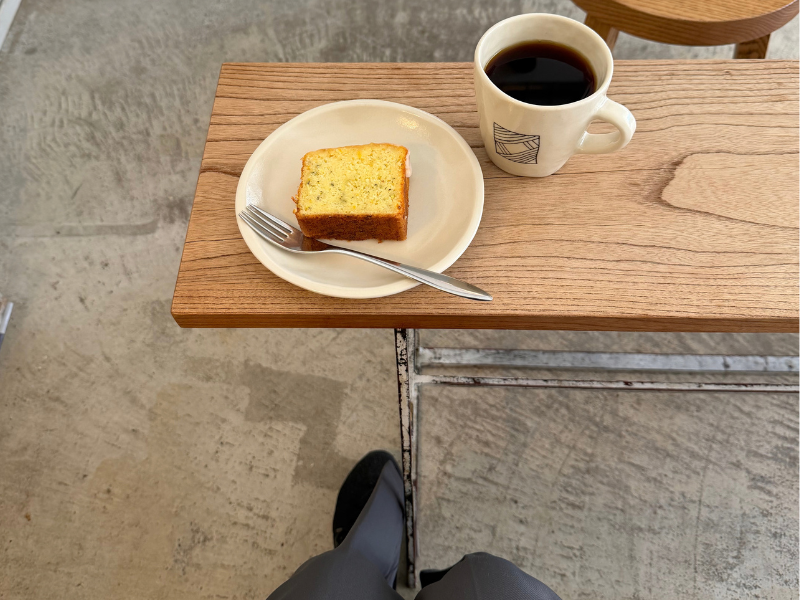 Sixth or Third Coffee Standのコーヒーとレモンケーキ