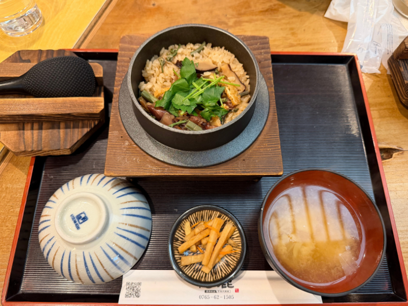 河鹿のホタルイカの釜めし