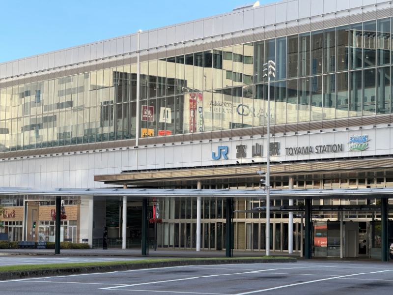 到着した富山駅の駅舎